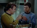 Kirk und McCoy trinken zusammen.jpg