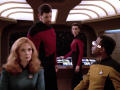 Riker sagt La Forge, dass Picard Frachtraum 4 gewählt hat, da sie diesen in den Weltraum entlüften können.jpg