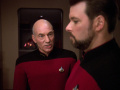 Picard droht Riker die Kommandostruktur neu zu ordnen.jpg
