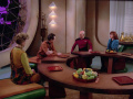 Picard und Crusher verhandeln mit Radue und Rashella.jpg