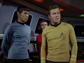 Spock informiert Kirk, dass der Asteroid hohl ist.jpg