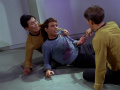 Sulu und Kevin Riley überwältigen Joe Tormolen.jpg