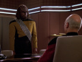 Worf wird bei seiner Meldung an Picard unterbrochen.jpg
