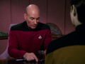Picard lässt Data ein Protokoll über die gegenwärtigen Ereignisse anfertigen.jpg