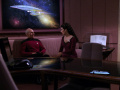 Troi berichtet Picard von Worfs Wunsch das Rustai zu vollziehen.jpg