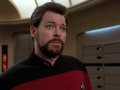 Riker entschließt sich, die Verbindung zwischen Picard und der Sonde zu durchtrennen.jpg
