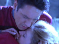Chakotay weint um Janeway.jpg