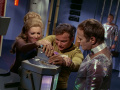 Deela hindert Kirk daran, das Gerät zu sabotieren, weil er sich dabei selbst verletzt.jpg