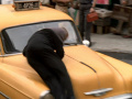 Sisko wird von Taxi angefahren.jpg