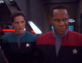 Dax berät Sisko beim Umgang mit dem Kometenfragment.jpg