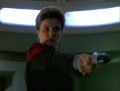 Janeway verteidigt ihr Schiff gegen die Schwarm-Aliens.jpg