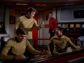 Kirk befiehlt Sulu langsam zu fliegen.jpg