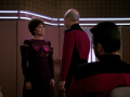 Lwaxana Troi informiert Picard und Riker über die Auflösung.jpg