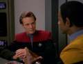 Tom Paris erklärt Tuvok, dass er sich einen Freund gemacht hat.jpg