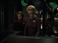 Seven informiert Janeway darüber, dass sie hunderte Moleküle orten.jpg