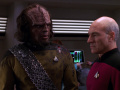 Worf berichtet Picard wie es zum Unfall kam.jpg