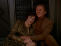 Lwaxana Troi besucht Odo in seinem Quartier.jpg