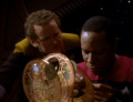 O'Brien schlägt Sisko vor, die Station zu verlassen um Verstärkung von der Sternenflotte zu holen.jpg