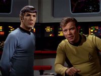 Spock Kirk beraten ueber Wesen.jpg