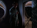 Worf will Jadzia beweisen dass er mit Babys umgehen kann.jpg