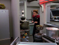 Janeway betritt die Küche.jpg