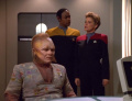 Janeway und Tuvok erzählen Neelix eine Geschichte warum Paris das Schiff verlässt.jpg