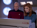 Picard und Dr. Crusher untersuchen die DNA-Fragmente.jpg