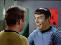 Spock freut sich Kirk wiederzusehen.jpg