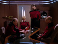 J.P. Hanson erzählt Picard von den Vorbereitungen gegen die Borg-Invasion.jpg