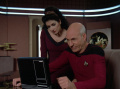 Picard und Troi lesen Hotel Royale.jpg