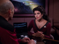Troi macht Picard Mut, dass er mit Jono klarkommt.jpg