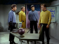 Kirk, Spock, McCoy und Vanderberg beraten, wie sie die Kreatur finden können.jpg