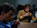 Kirk und McCoy trinken während des Manövers.jpg