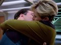 Natasha Yar küsst ein Besatzungsmitglied der Enterprise.jpg