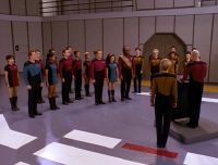 Picard hält Rede vor der Besatzung.jpg