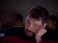 Riker erzählt Troi von seinen ungewöhnlichen Erfahrungen.jpg