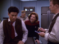 Janeway befragt Kim und Paris zur Schlägerei.jpg