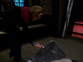 Kathryn Janeway untersucht ein Hüllenfragment.jpg