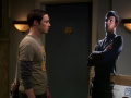 Sheldon mit dem falschen Papp-Spock.jpg