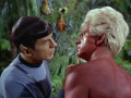 Spock bemerkt eine Antenne an Akutas Hals.jpg