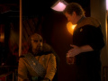 Worf und O'Brien reden über die Zeit auf der Enterprise.jpg