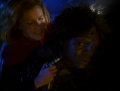 Janeway nimmt den Anführer als Geisel.jpg