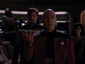 Picard gibt den Tamarianern Dathons Logbuch zurück.jpg
