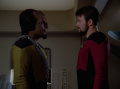 Worf und Riker unterhalten sich über ihre Zukunft.jpg