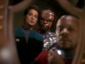 Dax und Worf überzeugen Sisko, ihnen ein Shuttle für die Suche zu geben.jpg