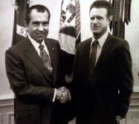 Richard M Nixon und Henry Starling.jpg