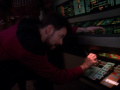 Riker behebt den Maschinenfehler am Söldnerschiff.jpg