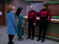 Crusher und Troi berichten Picard von den emotionalen Ausbrüchen.jpg