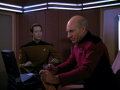 Picard beauftragt Data mit einer Untersuchung des Vertrages.jpg