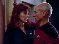 Crusher flirtet mit Picard.jpg